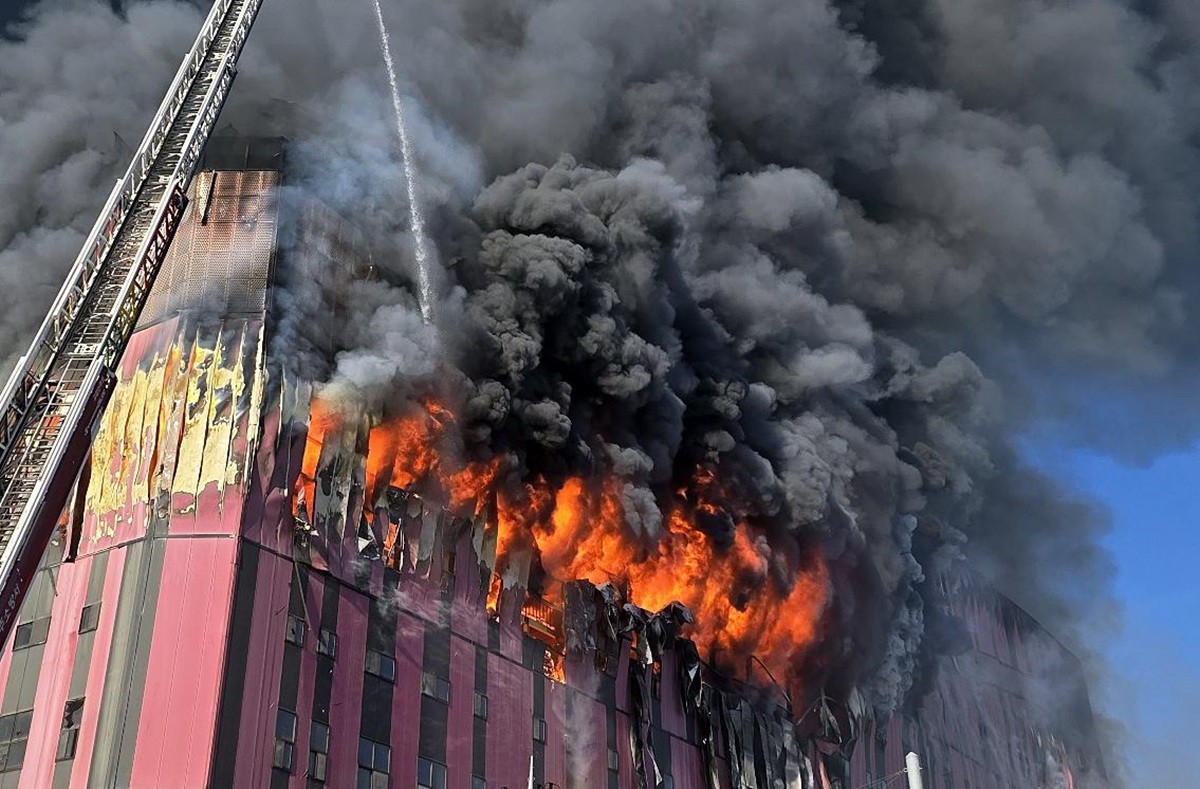 15일 오전 충남 천안 동남구 이랜드패션 물류센터에서 화재가 발생해 검은 연기와 함께 화염이 치솟고 있다. / 뉴스1