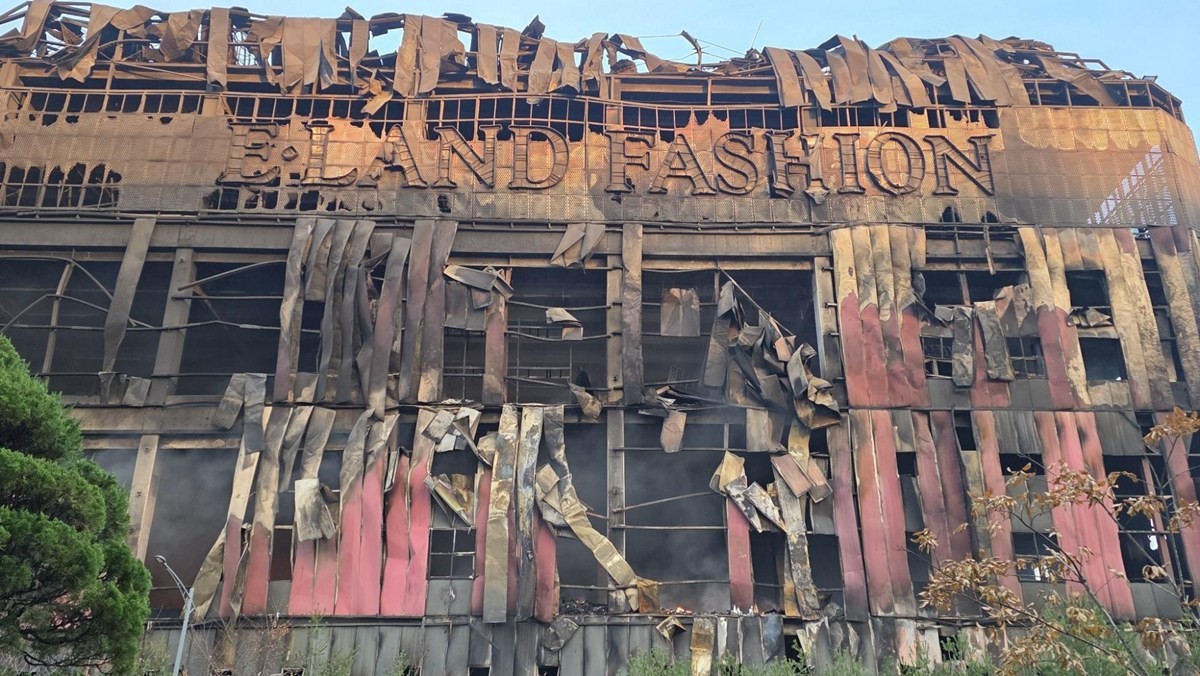 이랜드 물류창고 화재 이틀 째인 16일 충남 천안 동남구 이랜드패션 물류센터 창고가 날이 밝으면서 화재 흔적이 고스란히 드러났다. / 뉴스1