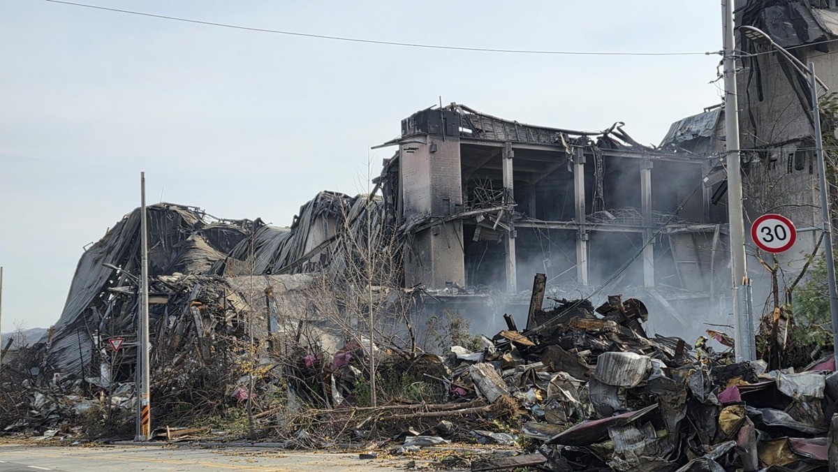 이랜드패션 물류창고 화재 발생 3일째인 17일 충남 천안 화재현장의 붕괴된 건물 사이에서 여전히 연기가 피어로고 있다. / 뉴스1