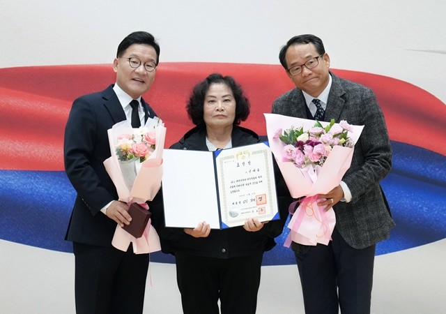 17일 전남도청 왕인실에서 ‘제86주년 순국선열의 날’ 기념식이 열린 가운데 강위원 전라남도 경제부지사가 독립유공자에게 포상을 수여한 뒤 기념촬영을 하고 있다.