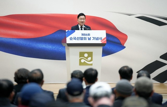 17일 전남도청 왕인실에서 ‘제86주년 순국선열의 날’ 기념식이 열린 가운데 강위원 전라남도 경제부지사가 기념사를 하고 있다.