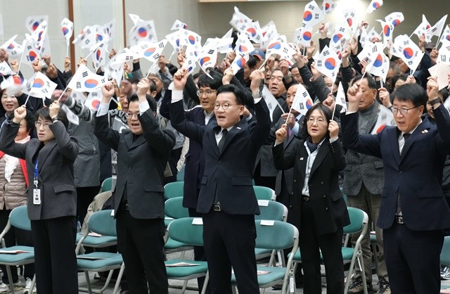 17일 전남도청 왕인실에서 ‘제86주년 순국선열의 날’ 기념식이 열린 가운데 강위원 전라남도 경제부지사가 참석자들과 만세삼창을 하고 있다.
