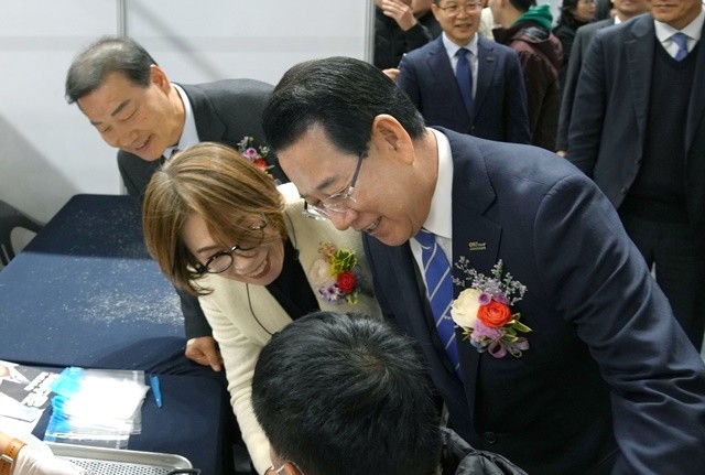 김영록 전라남도지사가 17일 순천 팔마체육관에서 열린 ‘2025 전라남도 장애인 일자리박람회’에 참석해 부스를 둘러보며 구직자들을 격려하고 있다.