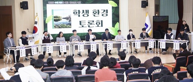 17일 전라남도교육청창의융합교육원에서 ‘영산강 수질 개선을 위한 청소년의 역할’을 주제로 한 토론회가 진행되고 있다.