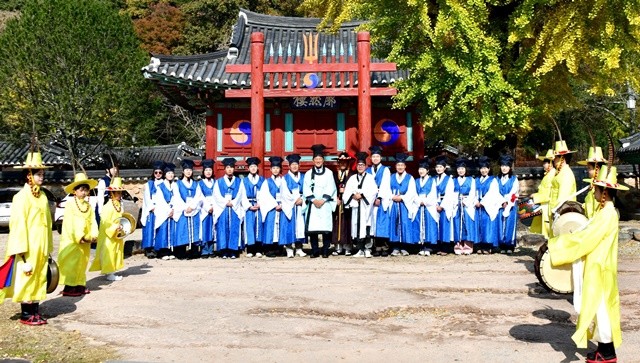 13일 청렴문화 체험교육에 참여한 김한종 장성군수와 공직자들이 필암서원 앞에서 기념사진을 남기고 있다. 장성군 제공