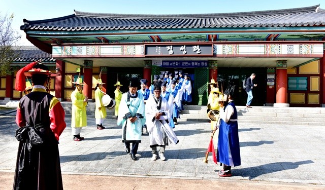 13일 김한종 장성군수와 공직자들이 필암서원 인근 집성관에서 열린 청렴문화 체험교육에 동참했다. 장성군 제공