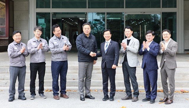 박병규 광산구청장이 17일 금호타이어 광주공장을 방문해 생산 재개에 대한 환영 입장을 전달하고, 협력 방안을 논의했다.