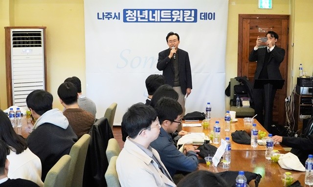 윤병태 시장이 청년 네트워킹 데이 행사에 참석해 인사말을 하고 있다.