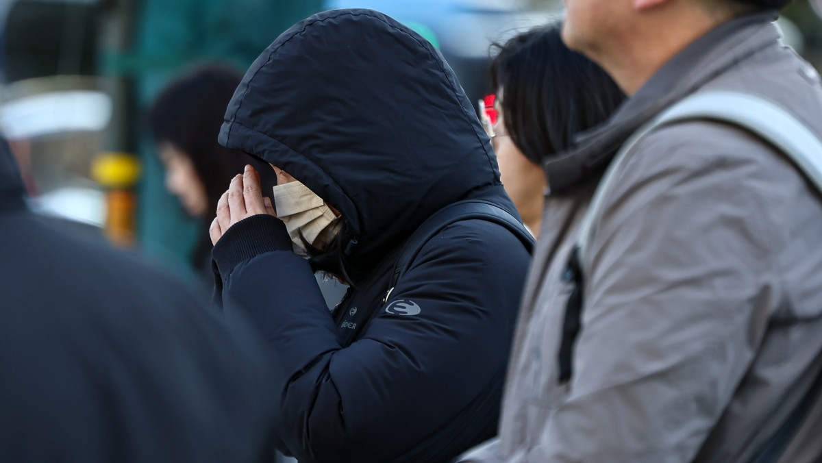 초겨울 추위가 찾아온 지난 10일 서울 종로구 광화문 네거리에서 두터운 옷을 입은 시민들이 지나고 있다. / 뉴스1