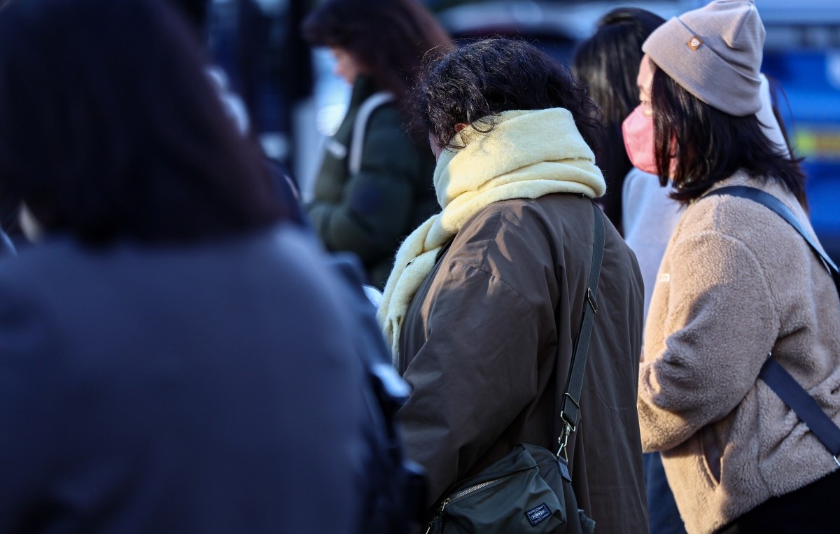 초겨울 추위가 찾아온 지난 10일 서울 종로구 광화문 네거리에서 두터운 옷을 입은 시민들이 지나고 있다.