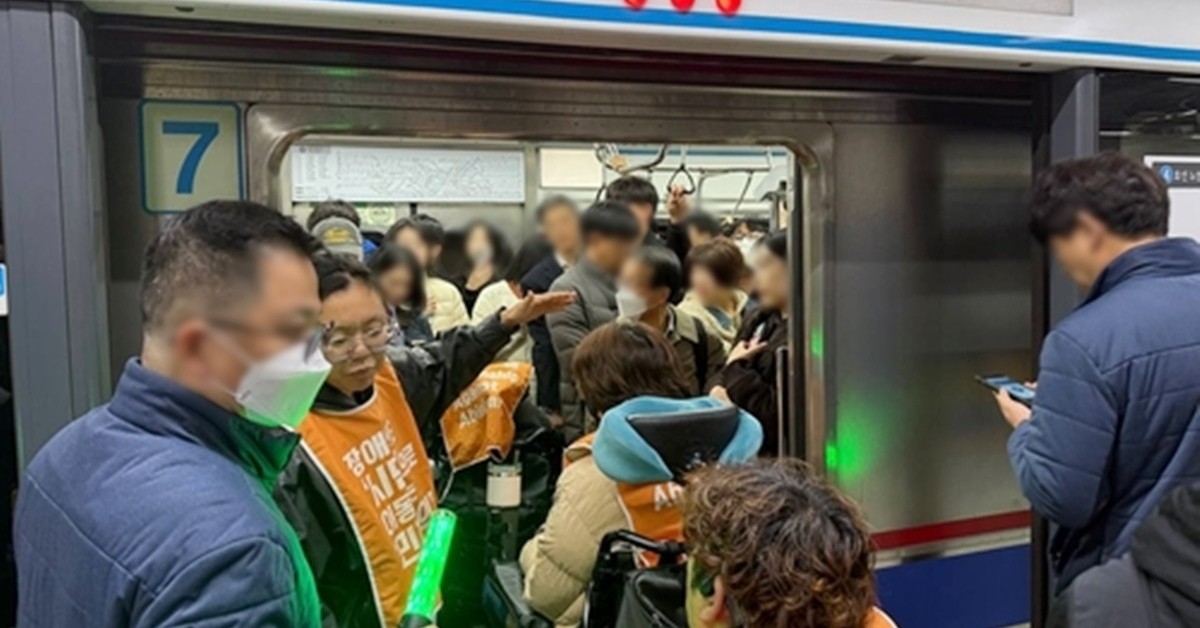 지난 12일 서울지하철 4호선 한성대입구역에서 탑승 시위를 벌인 전국장애인차별철폐연대(전장연). 기사의 이해를 돕기 위한 사진. / 전장연 제공-연합뉴스