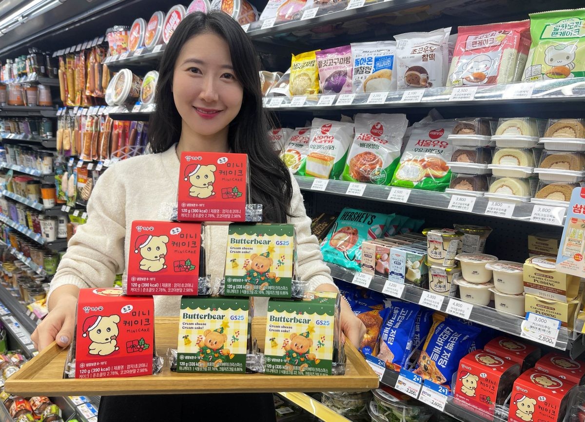 GS2가 4000원 대 미니케이크와 1만 원 대 크리스마스 홀케이크를 순차 출시한다 / GS25 제공