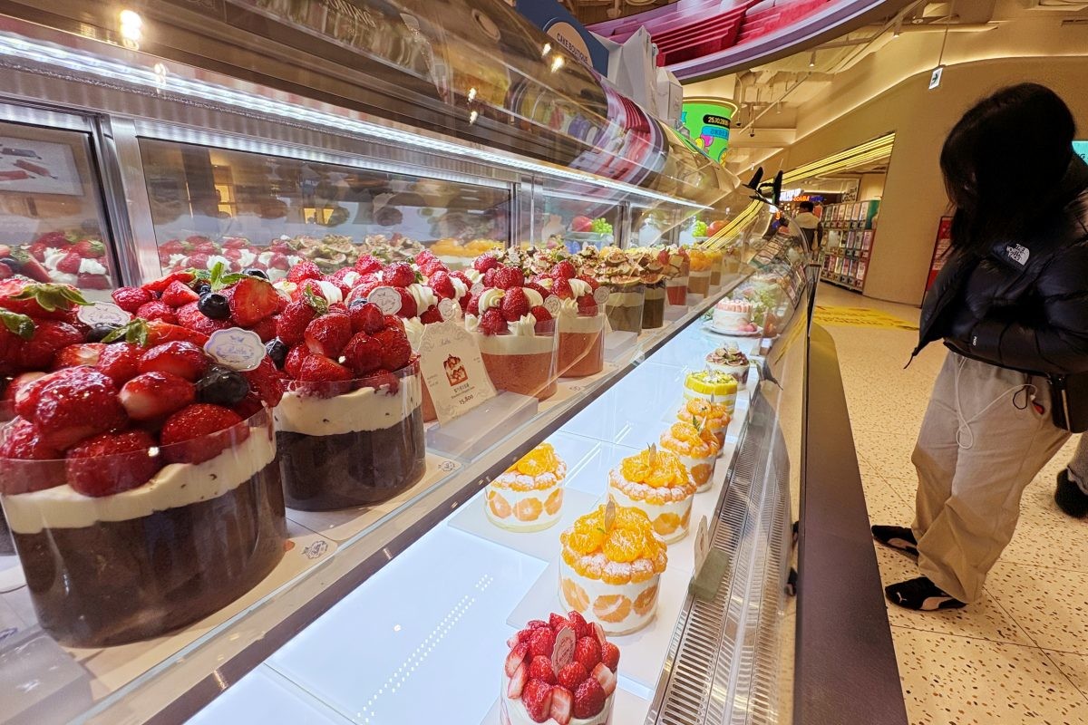 연말을 맞아 서울의 한 카페에 진열된 케이크. 기사의 이해를 돕기 위한 사진. / 뉴스1