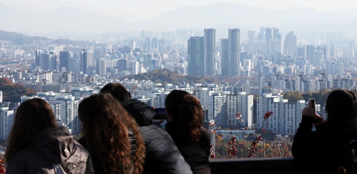 서울 중구 남산에서 바라본 도심에 아파트 단지가 보이고 있다. / 뉴스1