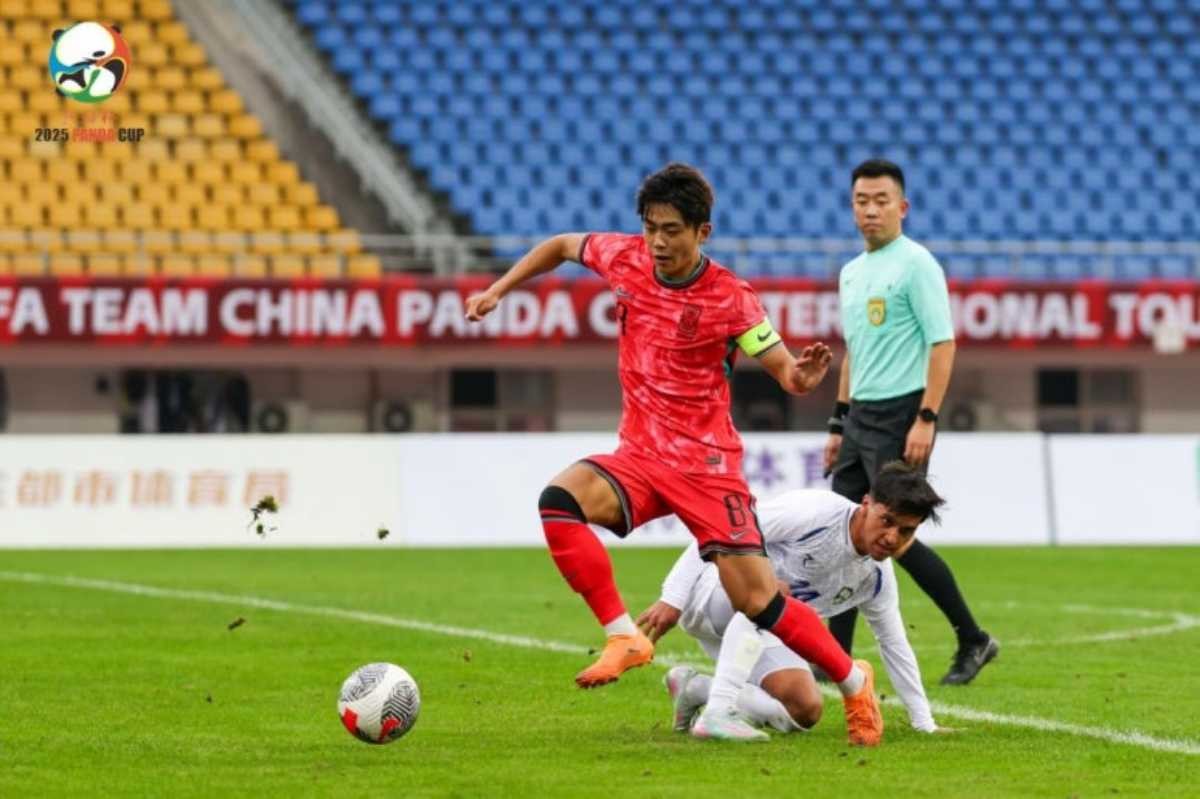 U-22 대표팀 김동진이 판다컵 1차전 우즈벡전에서 상대 선수로부터 볼을 지켜내는 장면. / 대한축구협회 제공