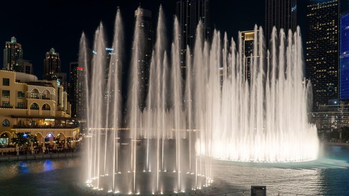 올해 대대적인 업그레이드 개장한 두바이 세계 최대 규모의 음악 분수. / yalicn-shutterstock.com