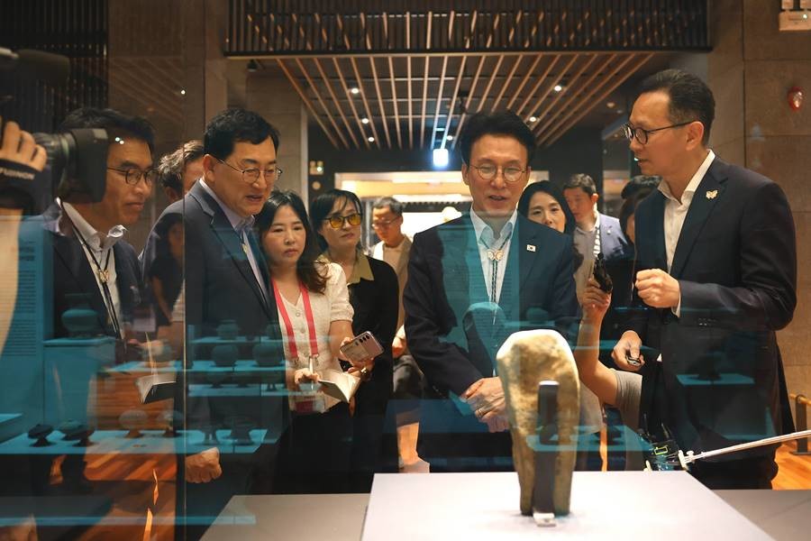 APEC 정상회의 점검을 위해 지난 7월 국립경주박물관을 찾은 김민석 국무총리(오른쪽 두번째)가 주낙영 경주시장(왼쪽 두번째)과 전시실을 둘러보고 있다./이하 경주시