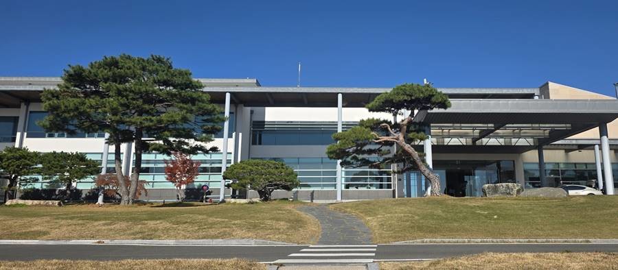 최근 회원권 사기분양으로 논란을 빚고 있는 '오션힐스 포항'이 허가 당시 승인받은 회원 수를 초과해 회원권을 불법 판매한 정황이 드러나 경북도의 현장조사기 시급하다. 사진은 골프장 클럽하우스 전경/이하 위키트리DB