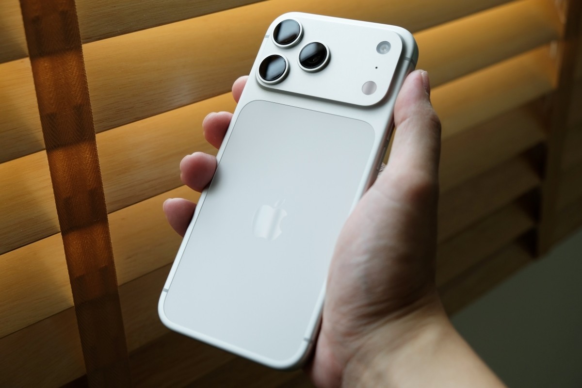 아이폰 프로 맥스 실버. / ArthurStock-shutterstock.com