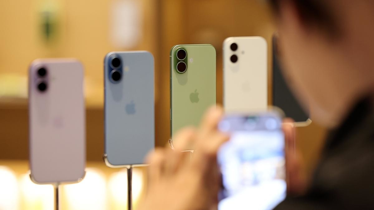 지난 9월 서울 중구 명동 애플스토어에서 한 시민이 이날 출시된 애플의 스마트폰 '아이폰17' 제품을 살펴보고 있다. / 뉴스1