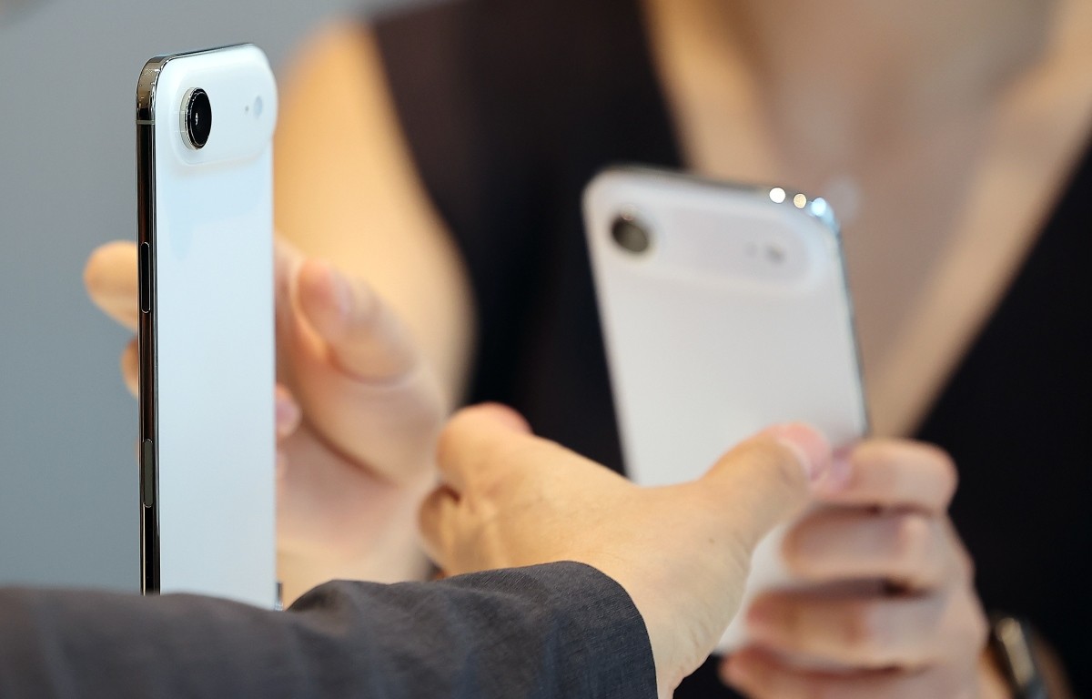 지난 9월 서울 중구 명동 애플스토어에서 시민들이 이날 출시된 애플의 스마트폰 '아이폰 에어'를 살펴보고 있다. / 뉴스1