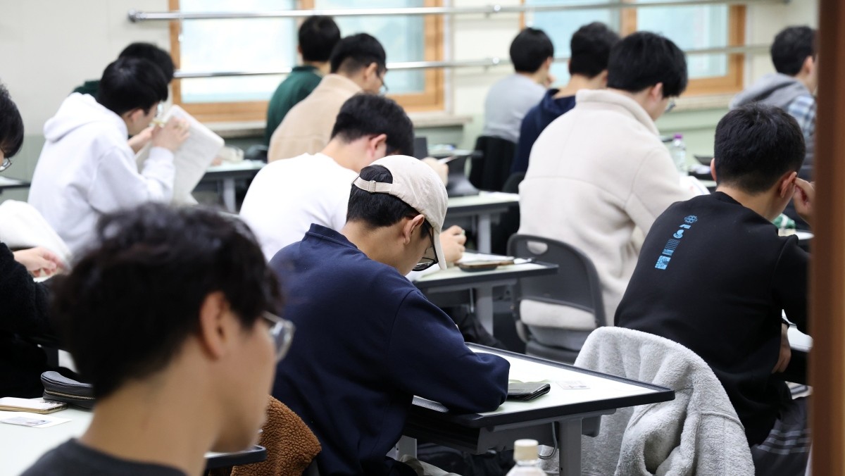 대학수학능력시험일인 지난 13일 수험생들이 시험 준비를 하고 있다. 기사의 이해를 돕기 위한 사진. / 뉴스1