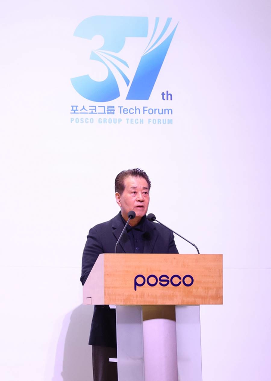 테크포럼에서 장인화 포스코그룹 회장이 개회사를 하고 있다/포스코