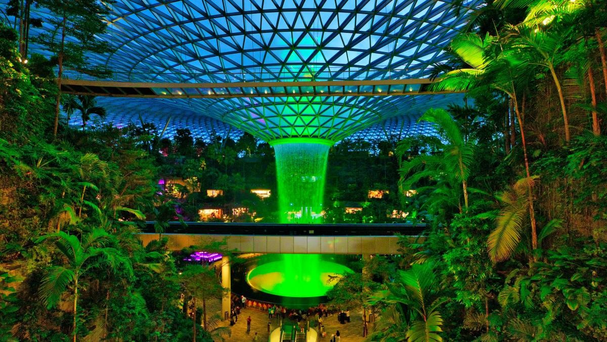 싱가포르 실내 폭포 '레인 보텍스'. / Kowshi .L-shutterstock.com