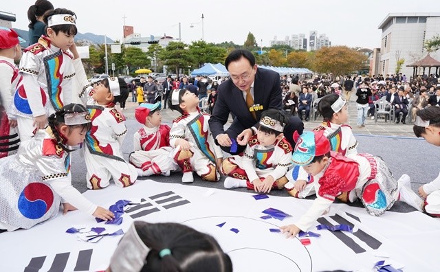 윤병태 나주시장이 10월 30일 나주학생독립운동의 정신을 되새기는 '제4회 나주시 태극기 거리 축제'에 참가해 어린이들과 함께 태극기 만들기 체험을 하고 있다