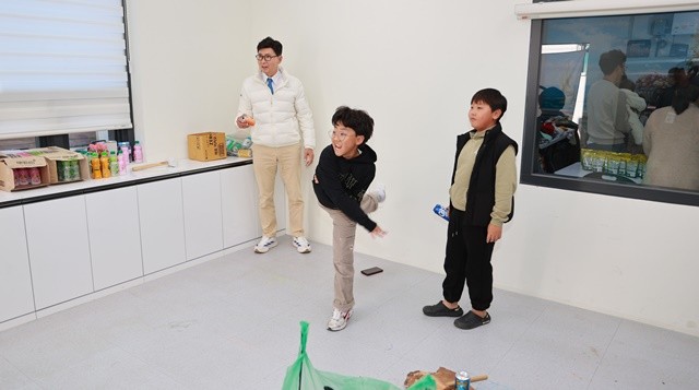 ‘에코스포츠 체험존’에서는 재활용 소재를 활용한 친환경 놀이 프로그램에 아이들이 참여하고 있다.