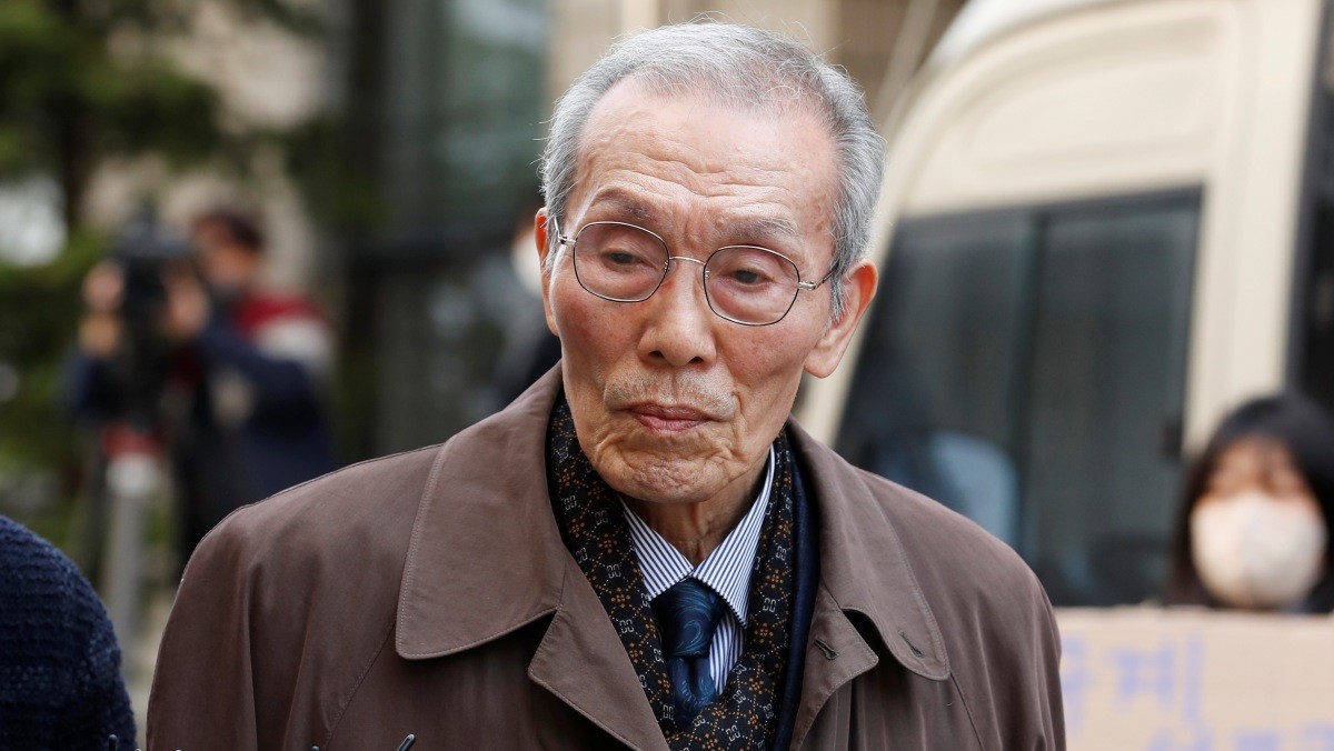 강제추행 혐의로 기소된 배우 오영수가 지난해 3월 경기 수원지방법원 성남지원에서 열린 선고 공판을 위해 출석하는 모습. / 뉴스1