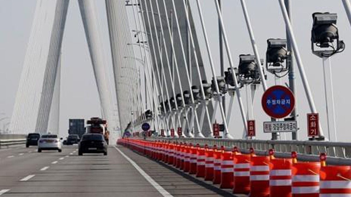 인천대교 갓길에 설치된 주정차 방지용 드럼통 / 연합뉴스