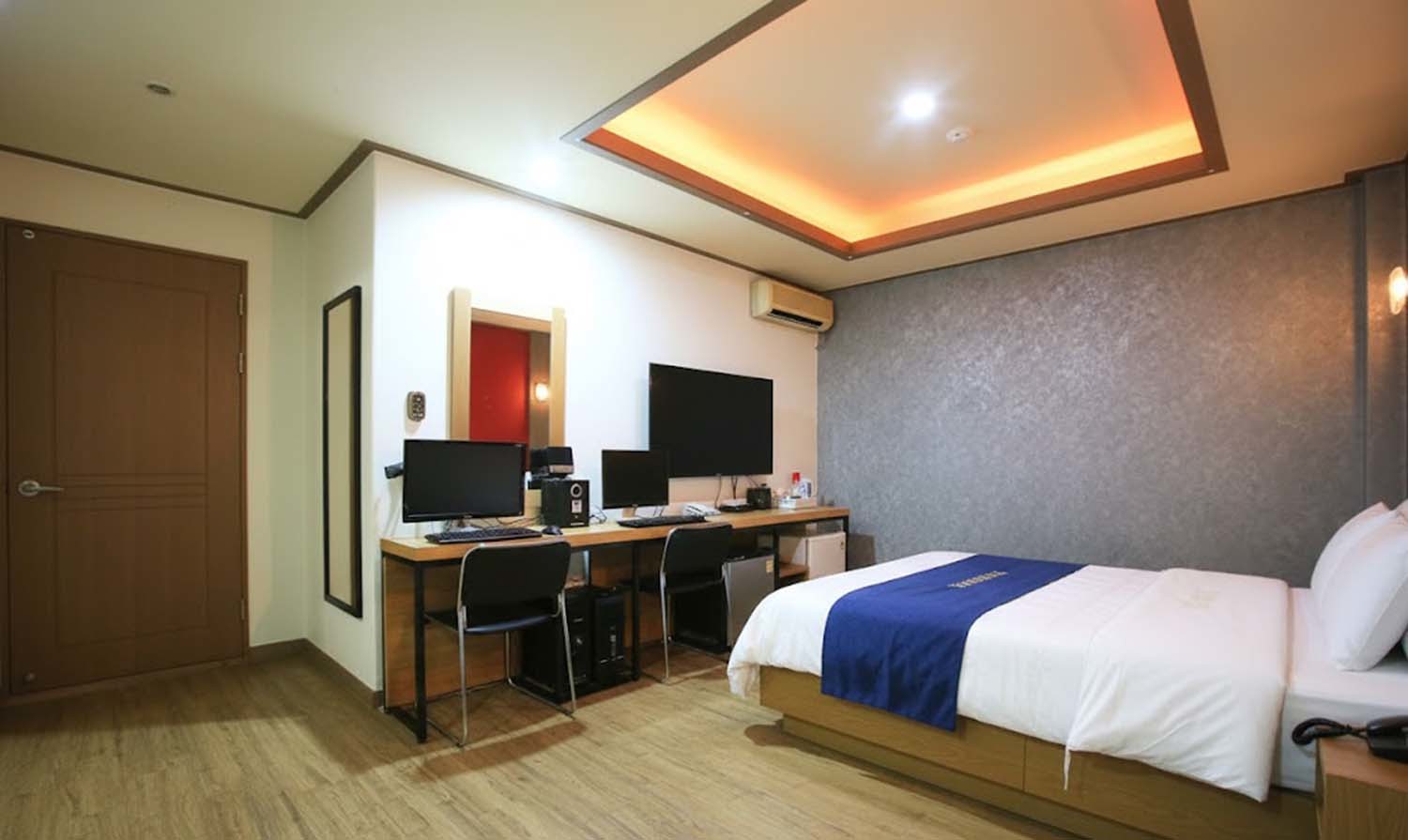 AI 툴로 제작한 모텔 내부 모습.