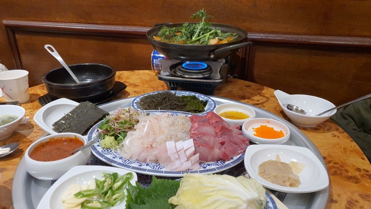 다양한 회와 음식들 / Light Win-shutterstock.com