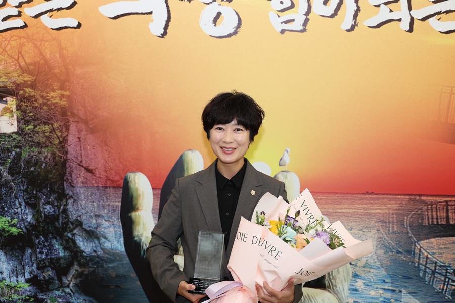 김하영 포항시의회 의원이 ‘2025년 경상북도 지방의정봉사대상’을 수상했다./김하영 의원 제공
