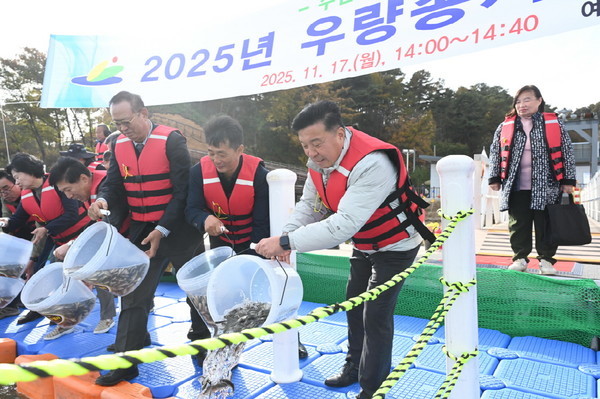 예산군은 17일 붕어 치어 50만 마리를 방류했다. / 예산군