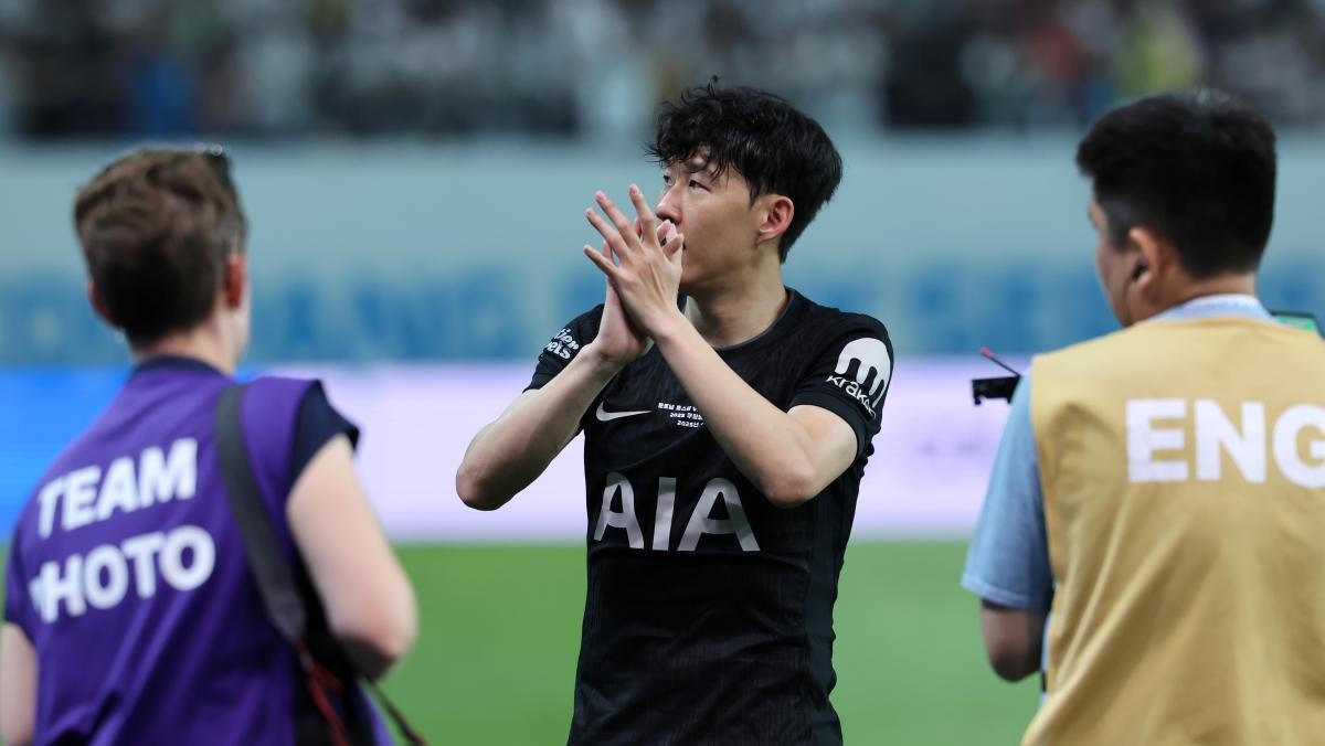 지난 8월 3일 오후 서울시 마포구 서울월드컵경기장에서 열린 쿠팡플레이 시리즈 토트넘 홋스퍼와 뉴캐슬 유나이티드의 경기를 마친 손흥민이 팬들에게 인사하며 그라운드를 돌고 있다. / 뉴스1