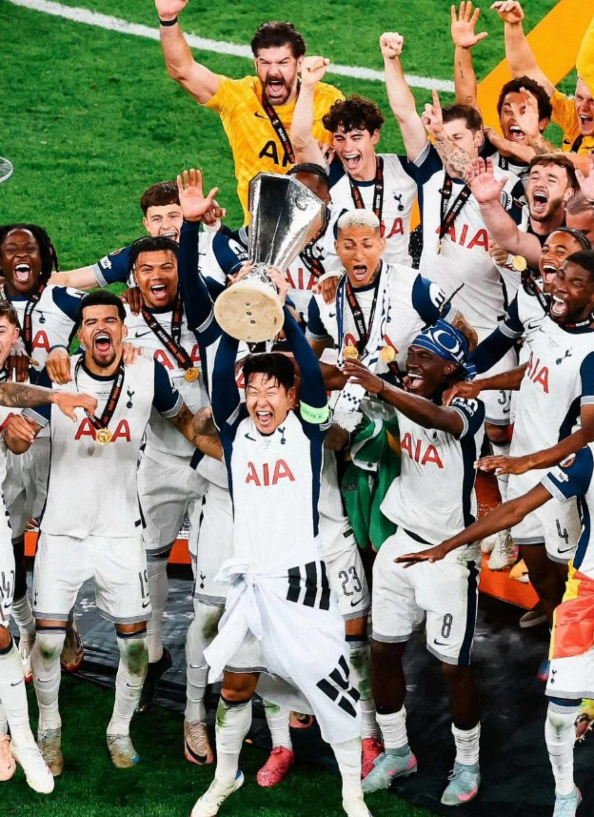 유럽축구연맹(UEFA) 유로파리그(UEL) 우승컵을 차지한 토트넘 홋스퍼. / 손흥민 인스타그램