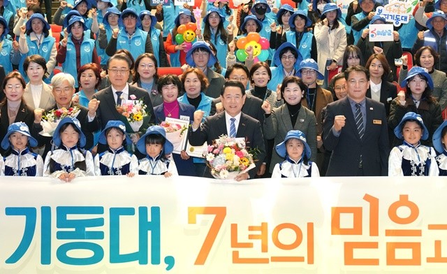 김영록 전라남도지사가 18일 도청 김대중강당에서 열린 ‘2025 우리동네 복지기동대 성과공유대회’에서 ‘복지기동대, 7년의 믿음과 앞으로의 약속’이란 주제로 참석자들과 퍼포먼스를 하고 있다.