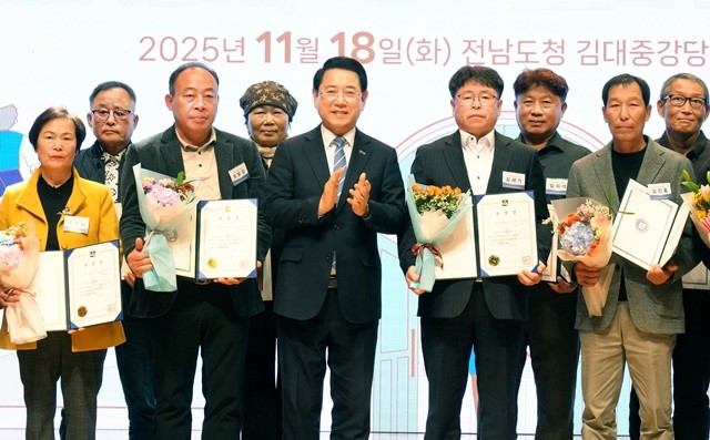 김영록 전라남도지사가 18일 도청 김대중강당에서 열린 ‘2025 우리동네 복지기동대 성과공유대회’에서 유공자 표창을 한 뒤 기념촬영을 하고 있다.