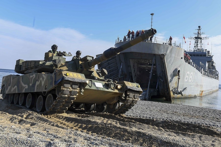 호국합동상륙훈련 연습 간 상륙해안에 접안한 상륙함(LST-Ⅰ)에서 K1A2 전차가 상륙을 실시하고 있다. / 이하 부대 제공