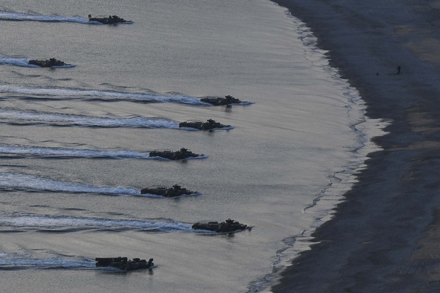 호국합동상륙훈련에 참가한 한국형 상륙돌격장갑차(KAAV)가 상륙함으로부터 진수 후 해상돌격 연습을 실시하고 있다.