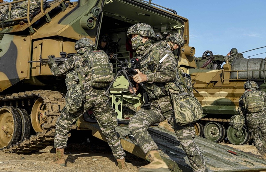 이하 호국합동상륙훈련 연습 간 상륙해안에 도착한 해병대원들이 하차전투를 실시하고 있다.
