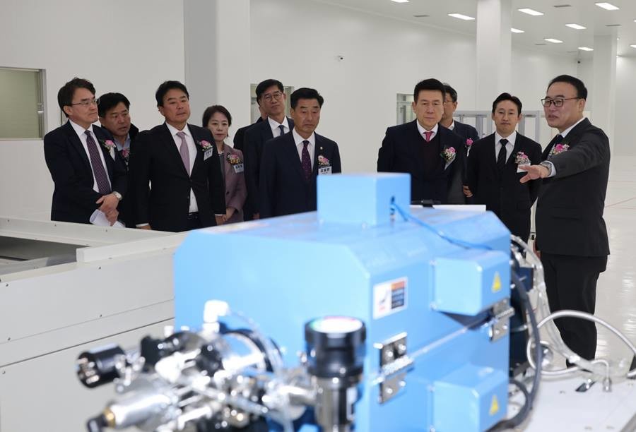 반도체·디스플레이·이차전지·전기차 등 미래산업 전반에 핵심 소재로 주목받는 그래핀 생산 공장이 경북 포항에 준공됐다. 이강덕 시장 등 내빈들의 시설 방문 모습/이하 포항시