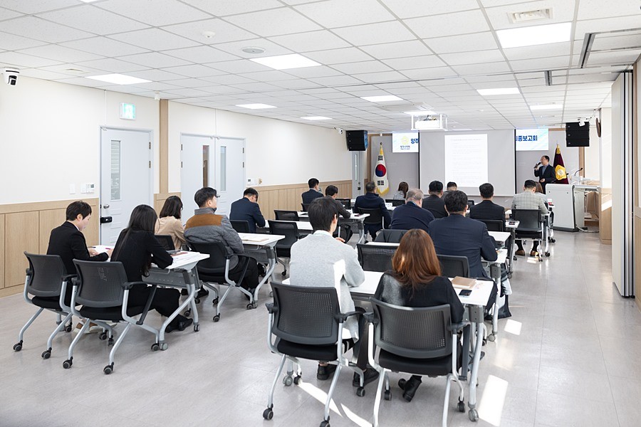 강혜숙 대표의원을 비롯한 의원 연구단체 소속 의원들이 최종보고회에 참석해 연구용역 결과에 대해 논의하고 있다