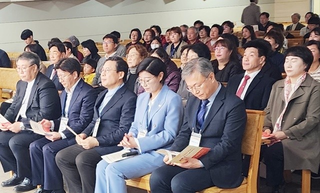 장인홍 구청장, 김미주 구로구의원, 장헌일 회장, 윤영배 목사, 김영국 회장(앞줄 오른쪽부터)