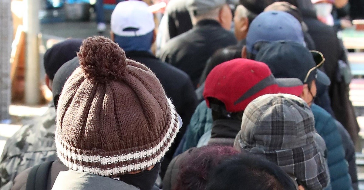 기온이 크게 내려가 초겨울 날씨를 보인 18일 대구 달서구 두류공원 사랑해밥차 무료급식소를 찾은 시민들이 줄지어 점심 배식을 기다리고 있다. / 뉴스1