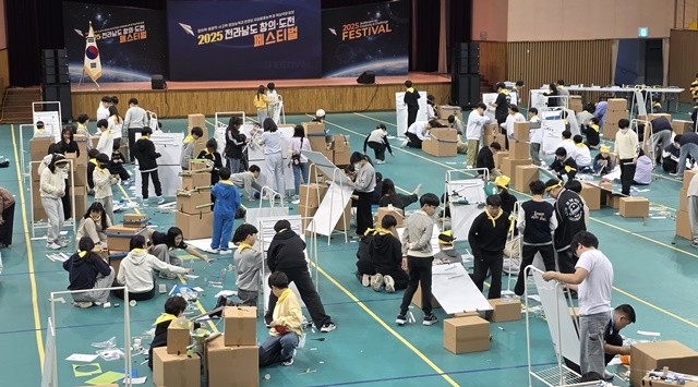 ‘2025 전라남도 창의‧도전 페스티벌’에 참가한 학생들이 롤링볼 제작 활동을 하고 있다.