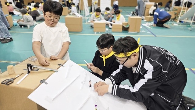 ‘2025 전라남도 창의‧도전 페스티벌’에 참가한 학생들이 롤릴봉 제작에 집중하고 있다.