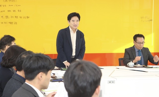 김대중 전남교육감과 해룡중학교 교육가족들이 ‘AI기반 교육과 인성교육 조화 방안’을 주제로 차담회를 하고 있다.